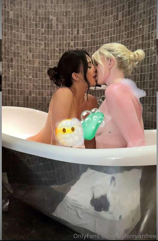 GG SOAP SPECIAL 💦A blonde and a Brunette all soaped up in th..