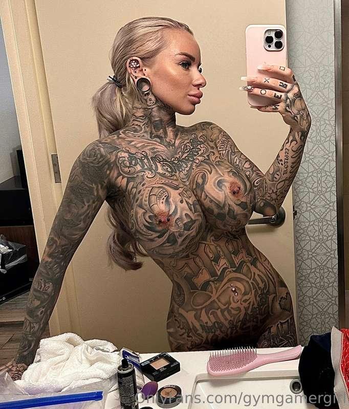 A lil nude picture from your favorite tatted goddess 👑