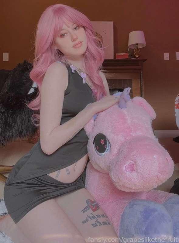 #fyp #slim #fit #fullbody #smalltits #sittingonfeet #footfetish #pinkhair 