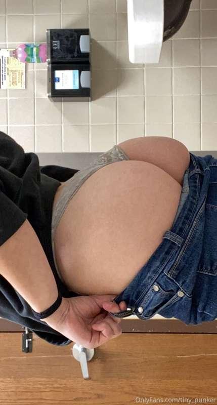 I want someone to slap my ass😩