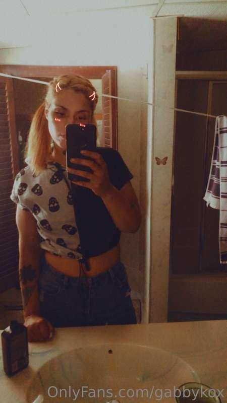 Tell me how pretty I am and how prettty my art is while you ..