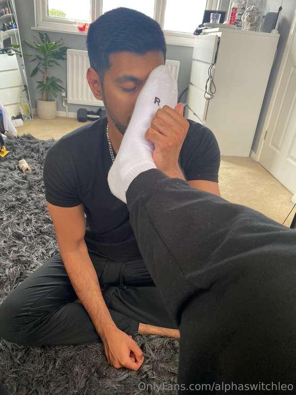 Swapped roles 😈😈 got @samjoshixxx  down sniffing my socks 😈
