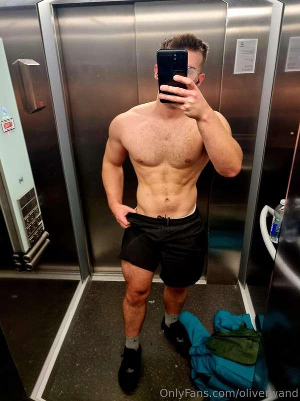 I'm back...

Did you miss me?

Can you spot my bulge?