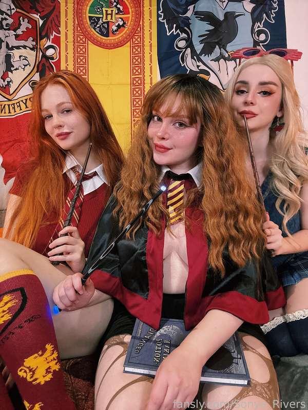 Hi! 🪄
Welcome to our new special magic lesson!✨ I’m here today with my wonderful friends @Alexislust and @cherrievelvet not ONLY just for fun… We’re here to show you what our magical wands are capable of, and not just them…you know what I mean😏

#lesbian #threesome #student #fyp #redhead #cosplay #blonde #curvy #bigtits