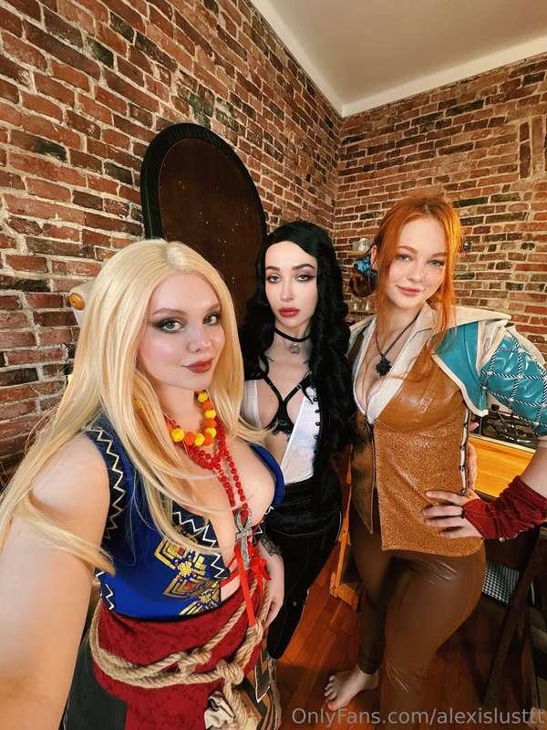Here we are! Three sorceresses: me as Keira, @rivers_vip as ..