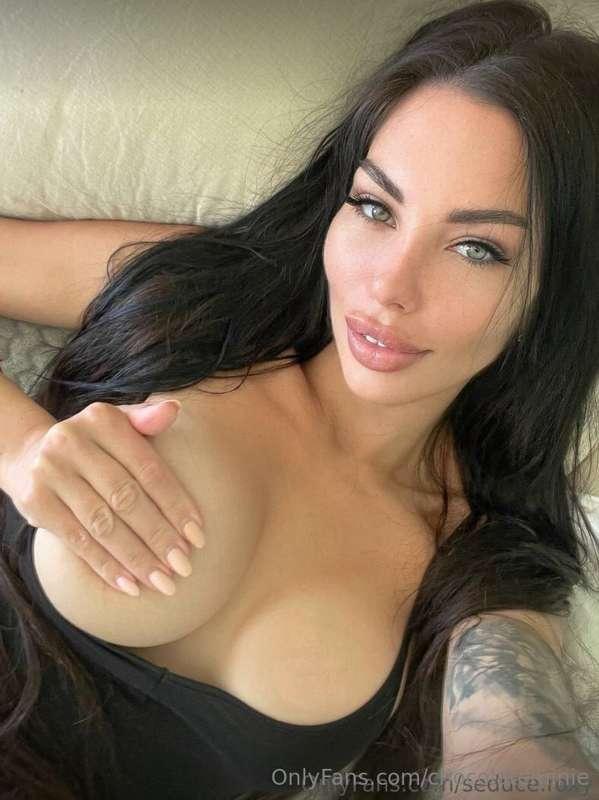 I know @seduce.roxy ☝️ This LUXURY bitch doesn't answer to e..