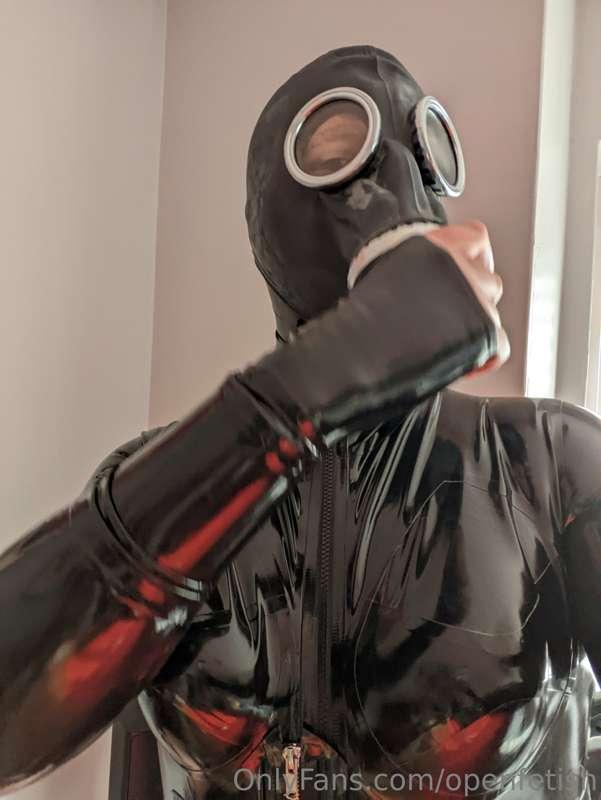 Latexdoll having fun with selfies... 🤐

Tip, Comment, Like a..