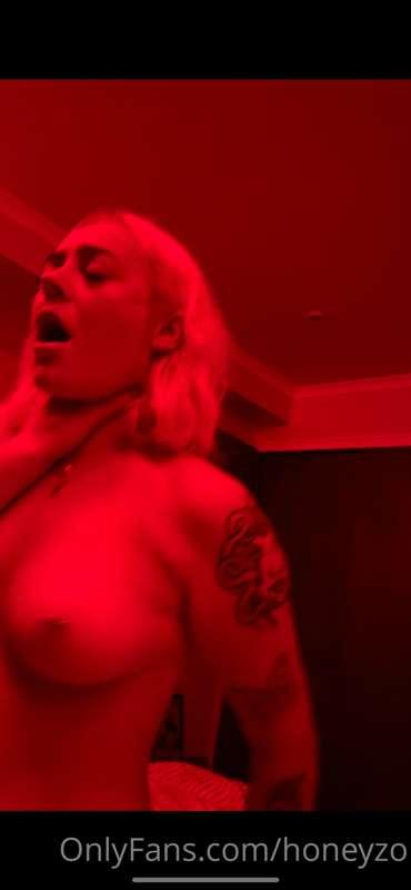 NEW VIDEO 😜 coming to your DM’s now

IN THE RED LIGHT OMG 🥵🥵