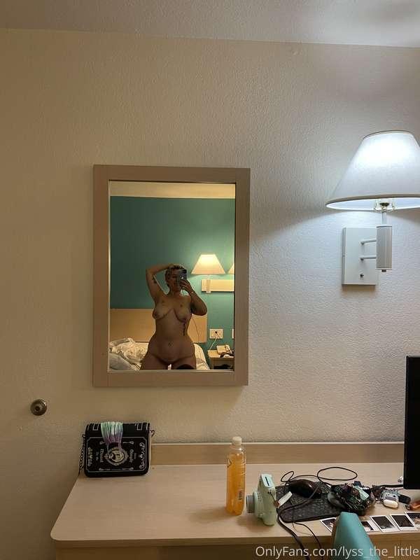 Some more hotel mirror pictures ☺️