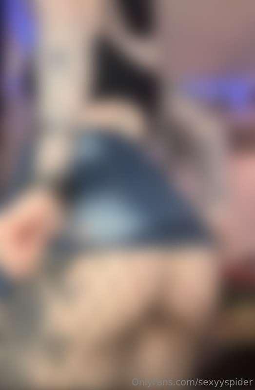 jack off to my ass+pussy in this tight mini skirt:)