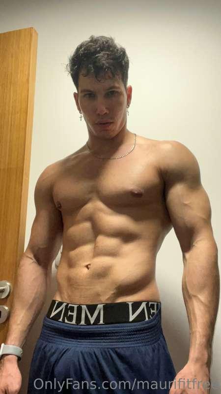 Do you like my hot and muscular body? 🥵

send me a tip and I..