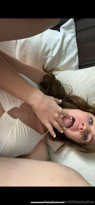 Solo - 05:10
Fingering my fuzzy pussy and cumming with my vi..