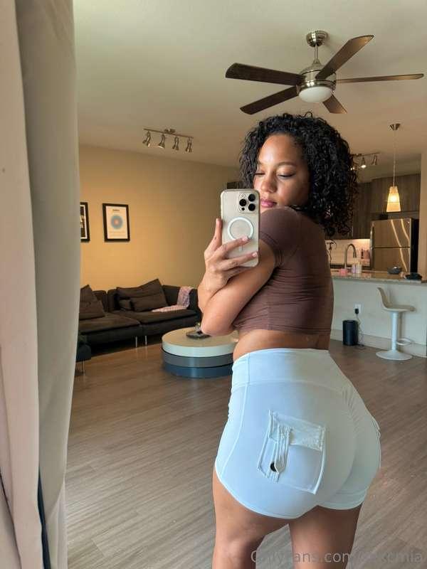 this peach stays in season 🍑