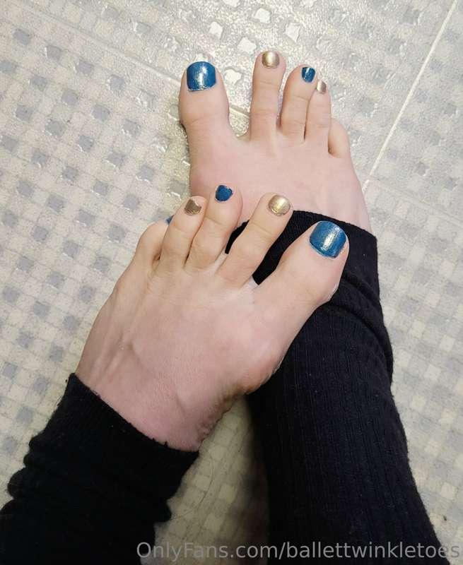 Tuesday morning toes👣😘