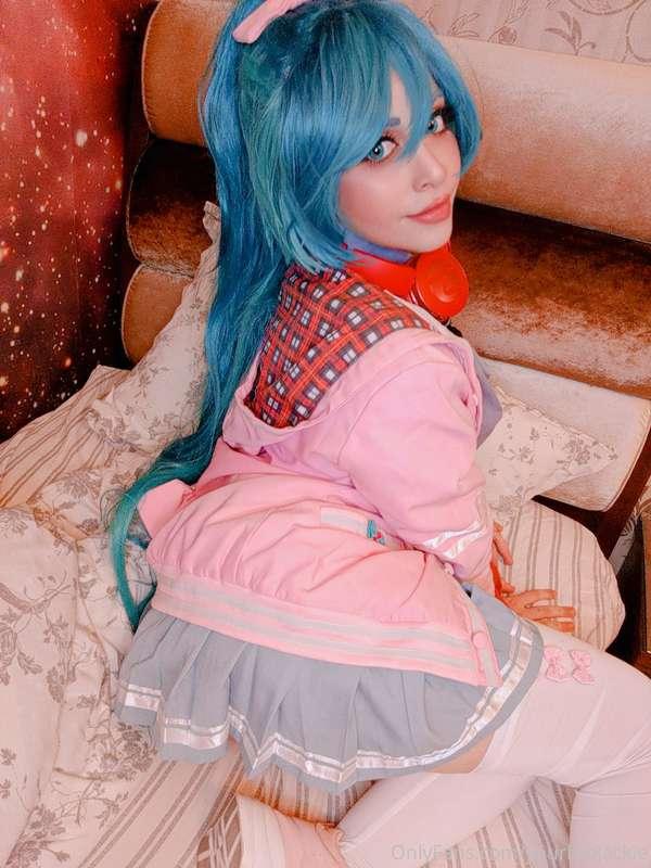 Ribbon Girl Miku Half Set 1!
Miku invites you over and feels..