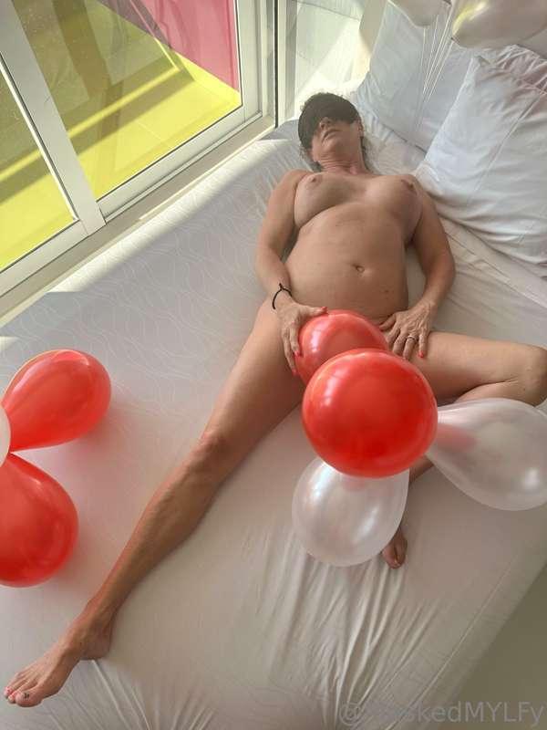 I put the balloons 🎈 they decorated our room with to good us..