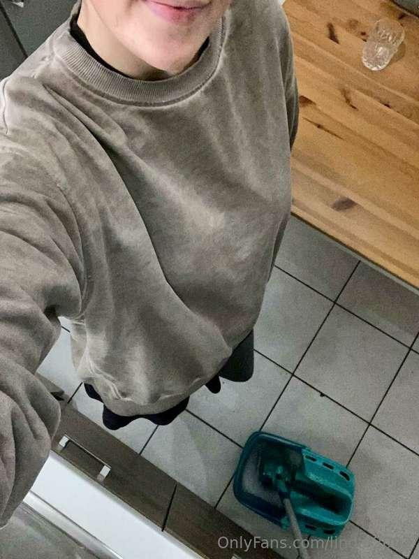 i hope you like me even while cleaning 😌
