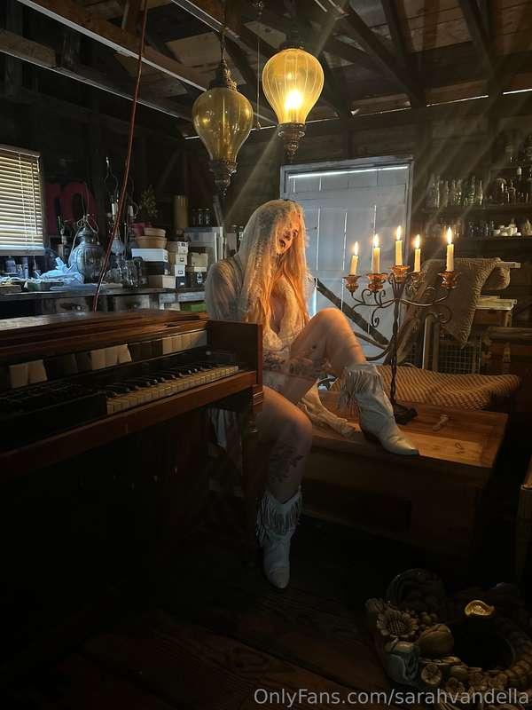 New photos for you behind-the-scenes from a recent shoot👻👻👻👻..