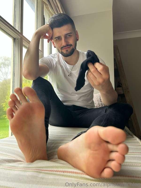 These sweaty sole make you do weak for me 😈😈