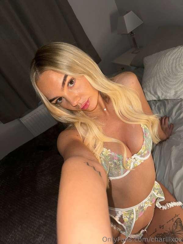 Glowing in white, radiating sensuality 💫 ❤️
