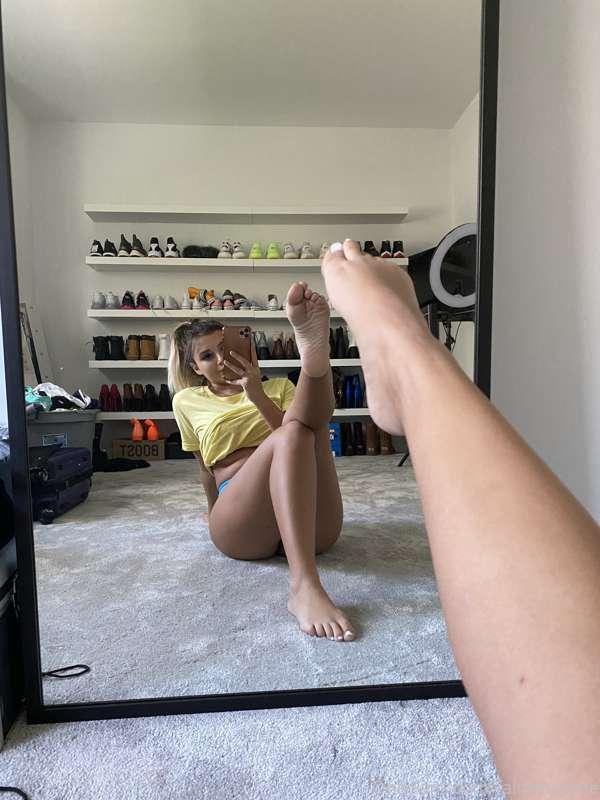 let's play footsies