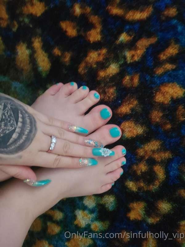 Aren't my toes pretty? ❤️