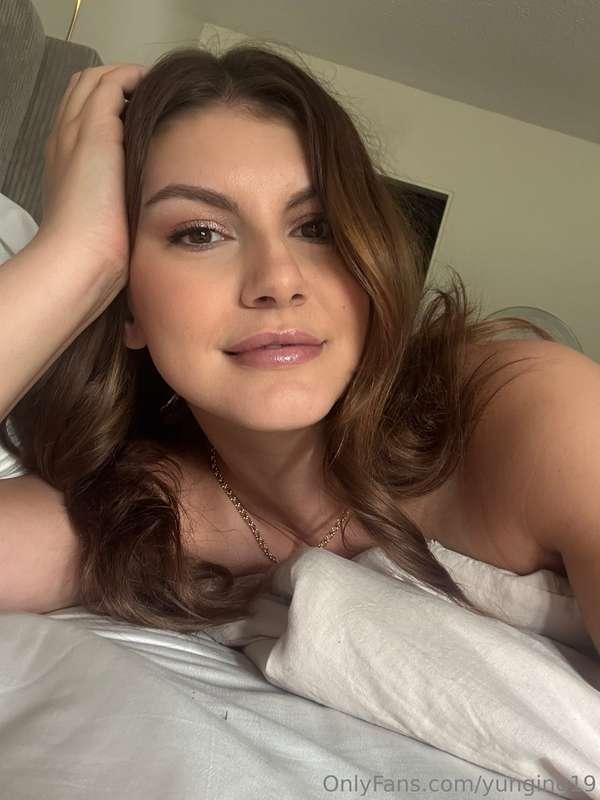 Light pose, heavy distraction 😉