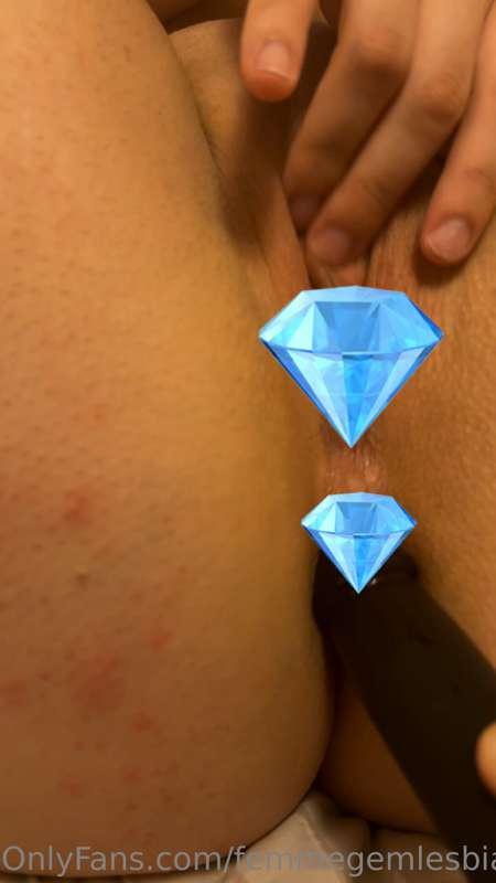Very up close view of Emerald’s 1st time with her new anal d..