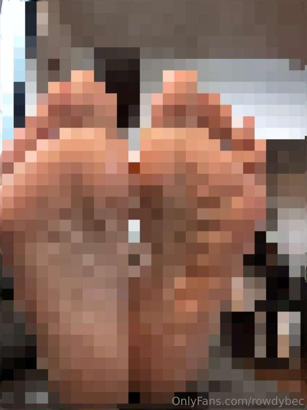 My footlovers, this one’s for you 😈 Come jerk to my soles fo..