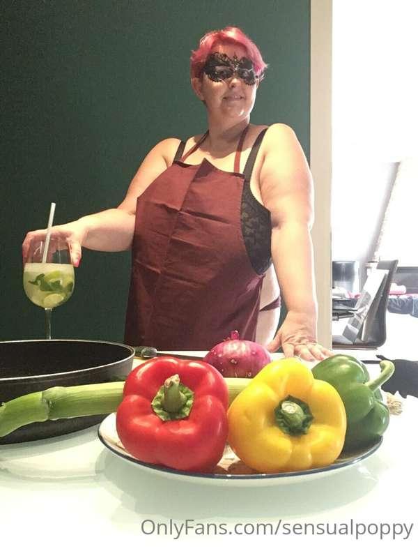 guys I start to cook who comes here to have lunch with me? ...