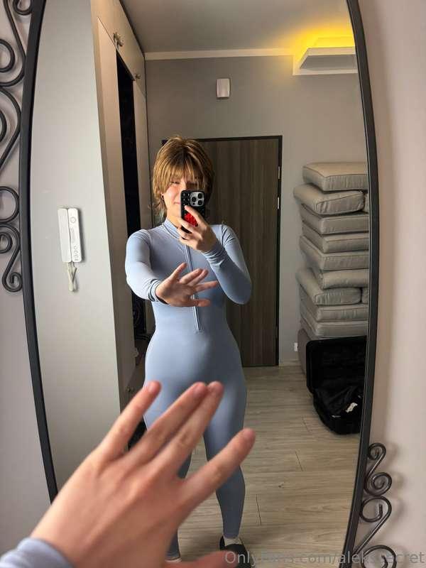 Serving smurf but make it slutty 💙Careful staring too long… ..