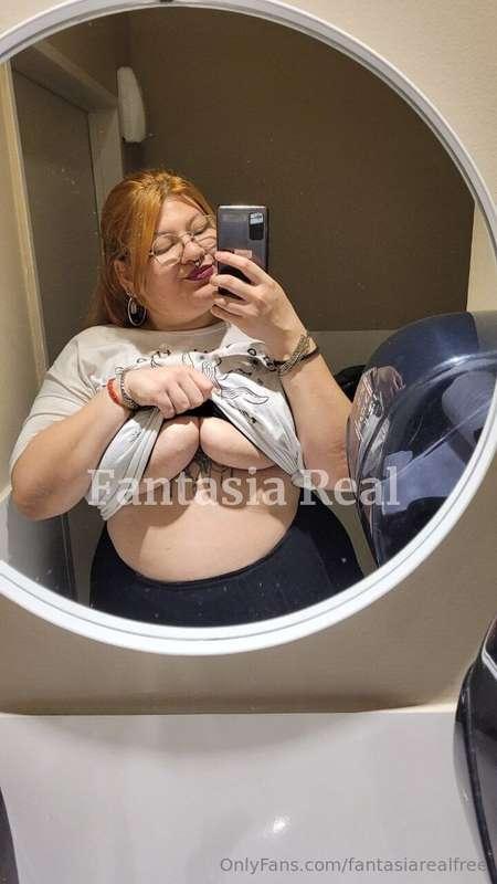 I love taking photos in public bathrooms 🤩