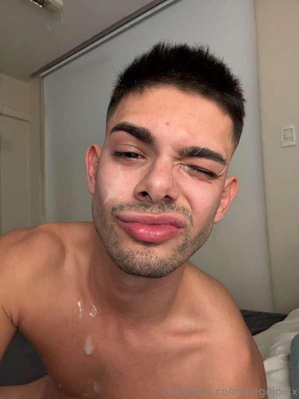 WATCH HOW I FILL MY FACE WITH MY OWN CUMI was so horny I did..