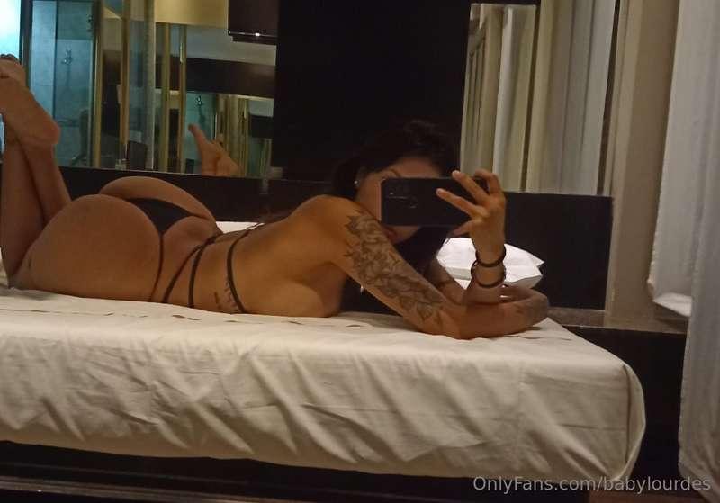 @Angelaknowles is a 27-year-old bisexual woman, known for he..