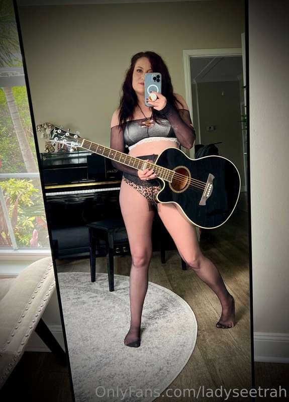 Come play with my G string. 🎵