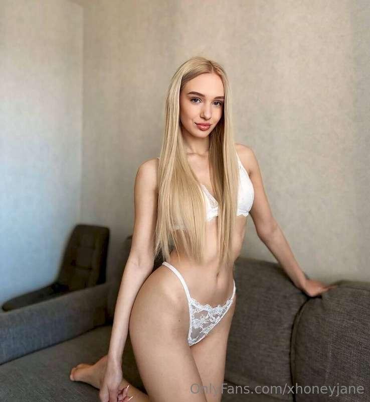 DO YOU WANT TO CUM?💦Subscribe to this angelic blonde @sofia_..