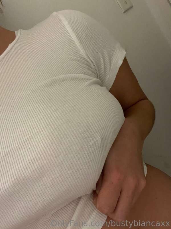 Everyone loves a nip 🤤 who wants to see it slip? 😜