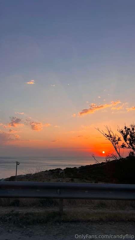 A whole mood, captured in one frame. 🌃 The water is a mirror..