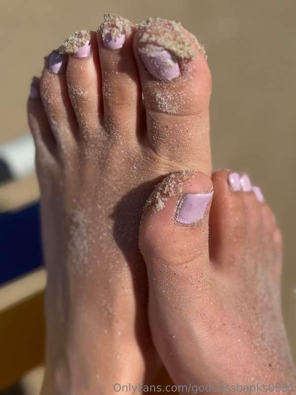 Sandy toes 😳