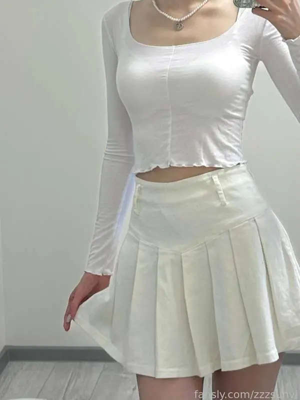 Today is a sunny and warm day, I'm in a good mood and I'm going to go for a walk^^ Your face should be under my skirt, right?:3

I wish you a good weekend!!💗

 