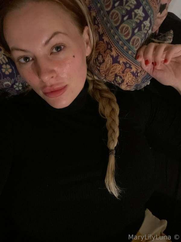 Bored in bed 😩 entertain me ;)