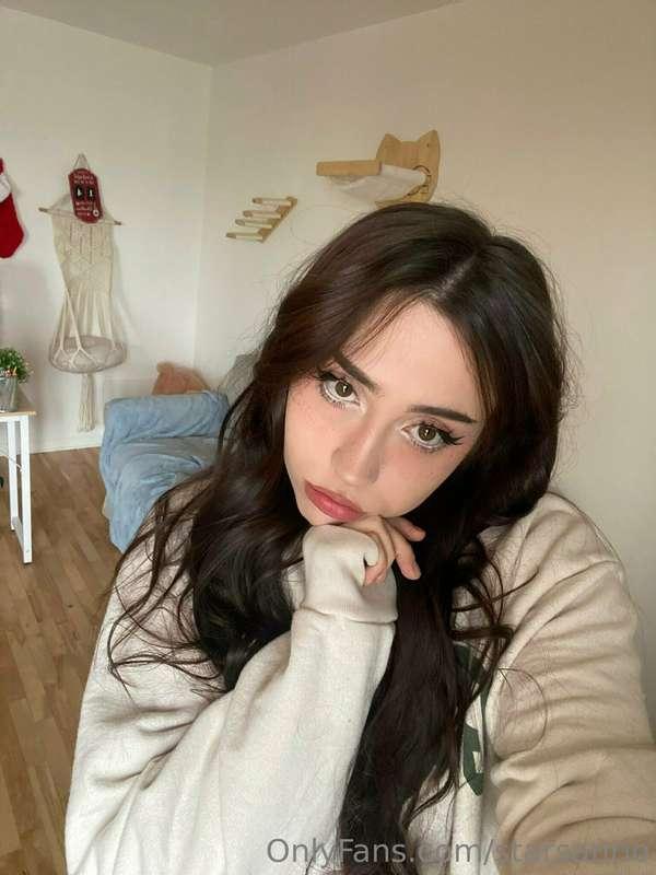 Be honest.. am I your favorite internet girlfriend? 👄😘
