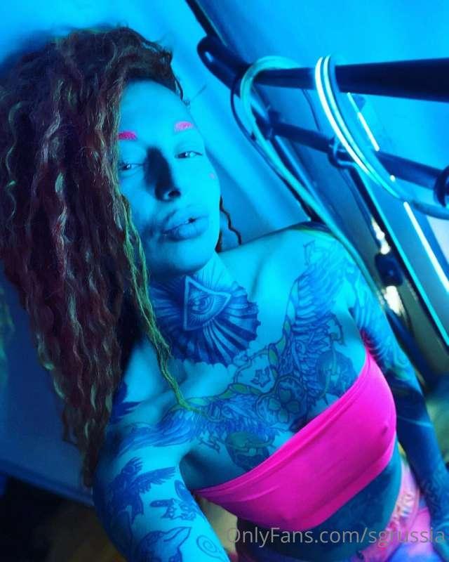 Bright @hollly_tatts_pussy