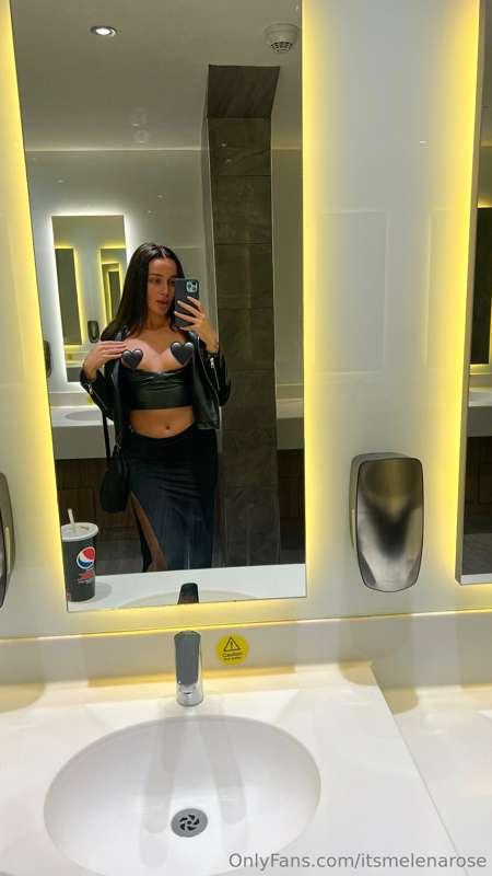 We love a public flash🖤😝 Check your DM’s