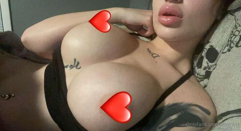 wish you were here to suck on my big titties💦