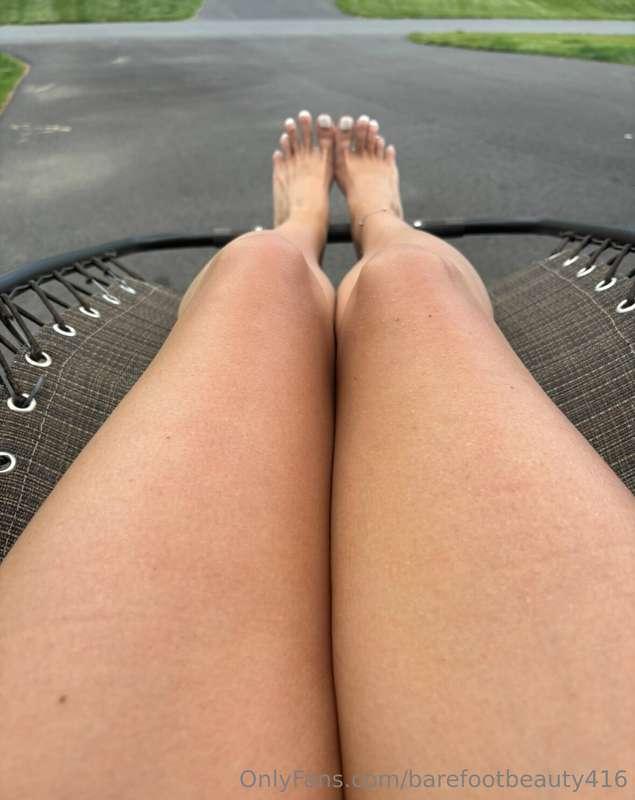 think my neighbors are looking at my feet?🤍