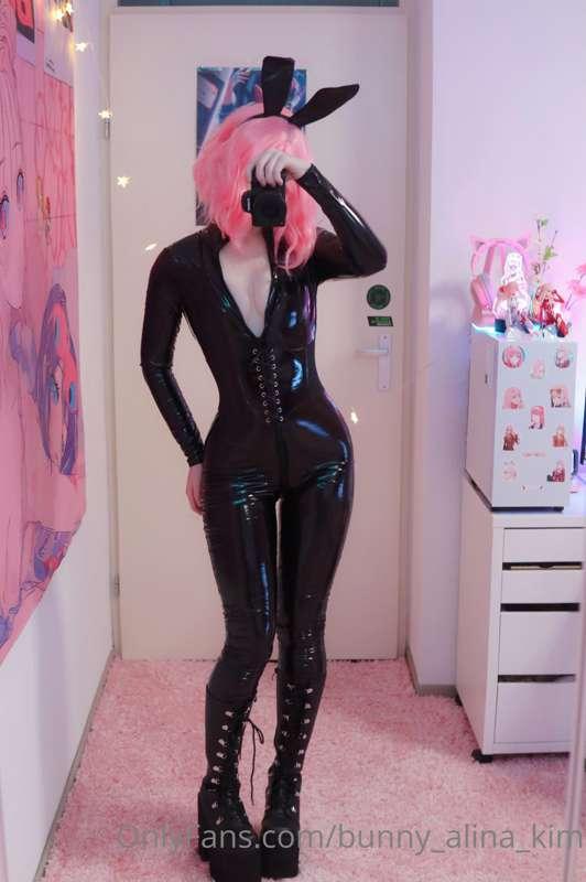 Latex suit fits me amazing ~