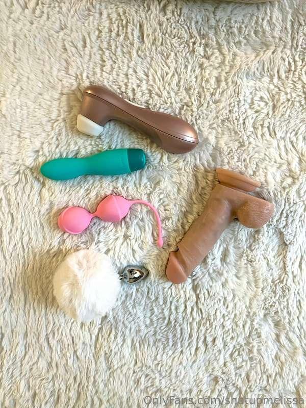 Which toy do u think is my fav?💕😽