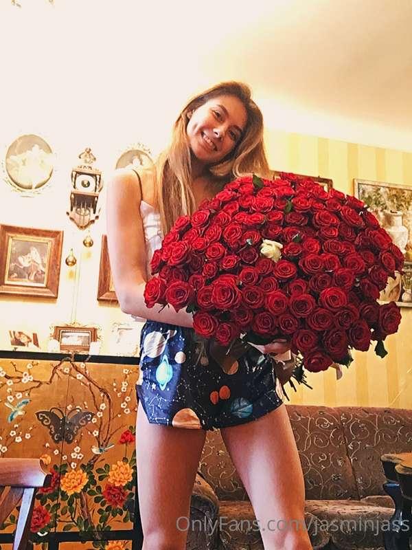 Good morning guys💋❤️❤️😌Who can buy me more roses?🙃🤣