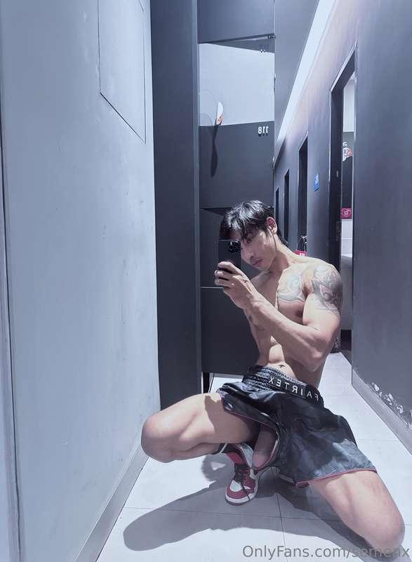 สวัสดีครับวันนี้มาซ้อมต่อยมวยเงี่ยนแอบมาโชว์ควยให้ดูก่อน 🥊🥊T..